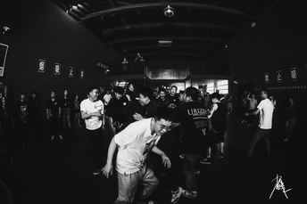 一张黑白照片 一个年轻男子在滑板