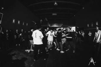 一张黑白照片 一群人在跳舞。