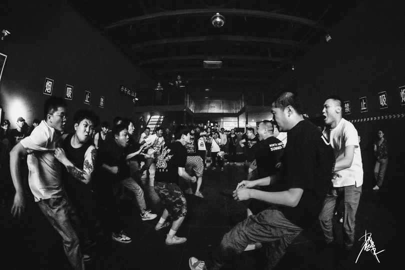 一张黑白照片 一群人在跳舞。