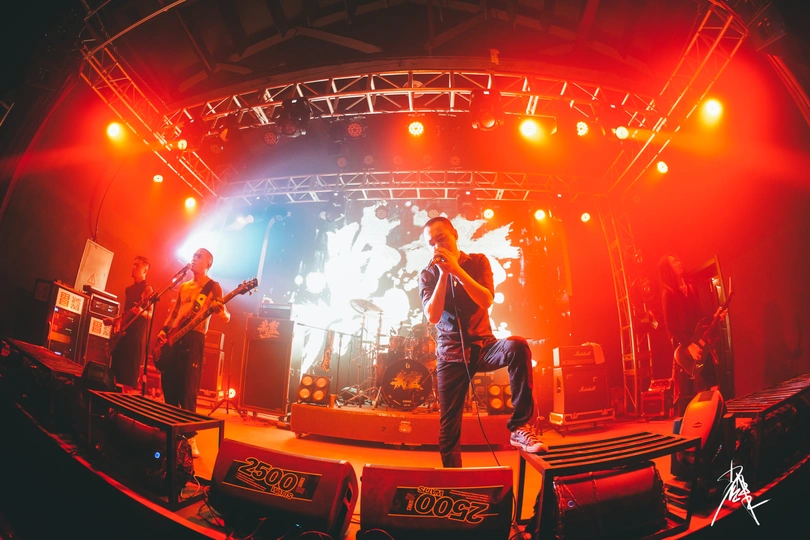 一个人站在舞台上 乐队正在演奏