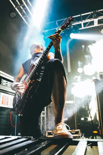 一个人在音乐会舞台上演奏乐器的图片