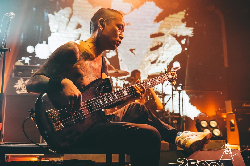 一张演奏吉他的人在音乐会舞台上表演的照片