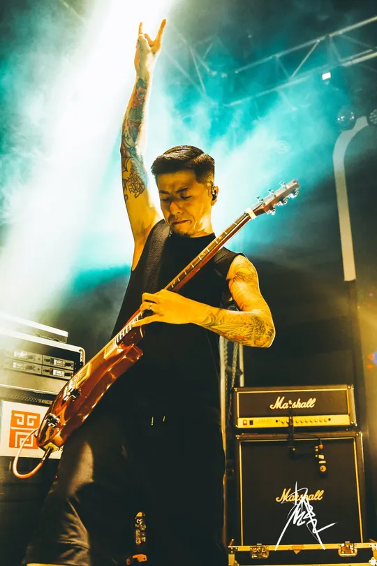 图片可能包含一个人在舞台上弹奏乐器 夜晚和音乐会。