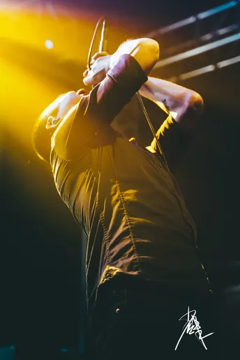 一张男子在音乐会舞台上表演的照片