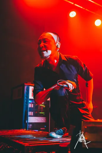 图片可能包含人、舞台上、演奏乐器、夜晚和音乐会。