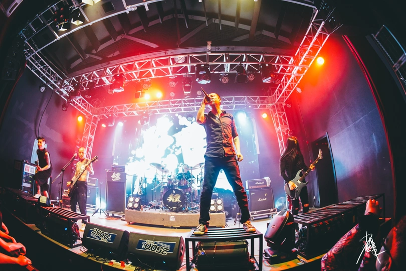 舞台上表演的乐队