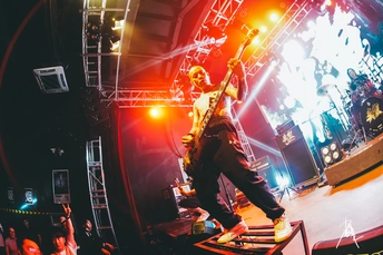 一个滑板手在音乐节舞台上表演 前面有发光的观众。