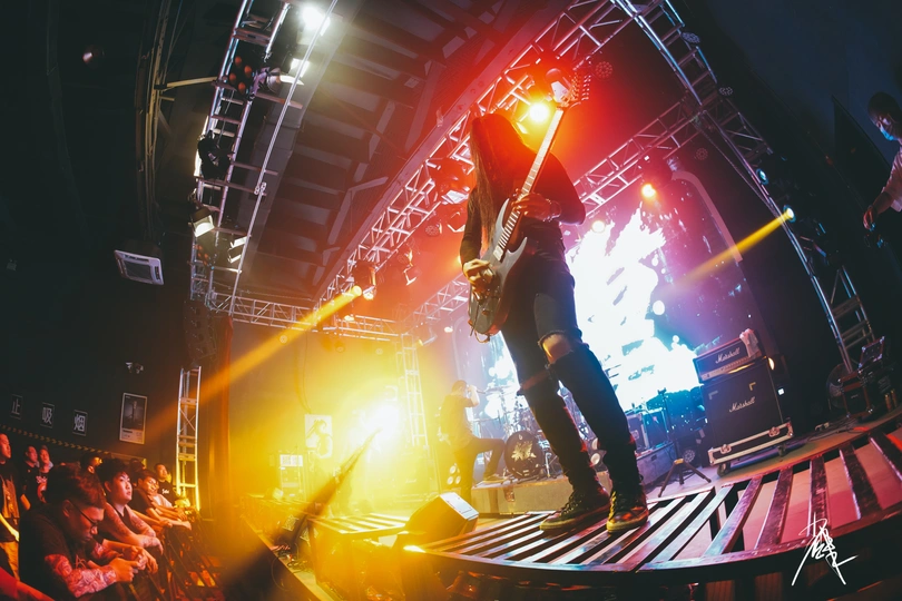 一个人在舞台上表演 前面有观众。