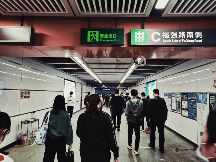 低头族背影