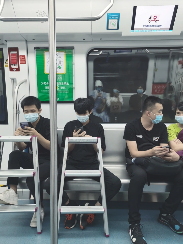 拿梯子的小哥哥