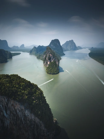 周围环绕着山脉 水中停泊着船 美丽的海湾。