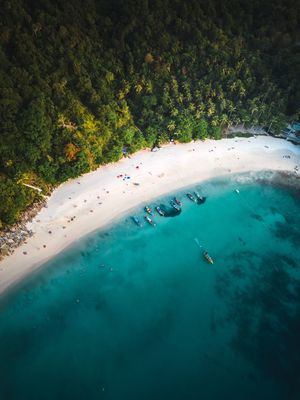 热带岛屿的空中视图 带有白色沙滩、蓝色水和白色沙质海滩。
