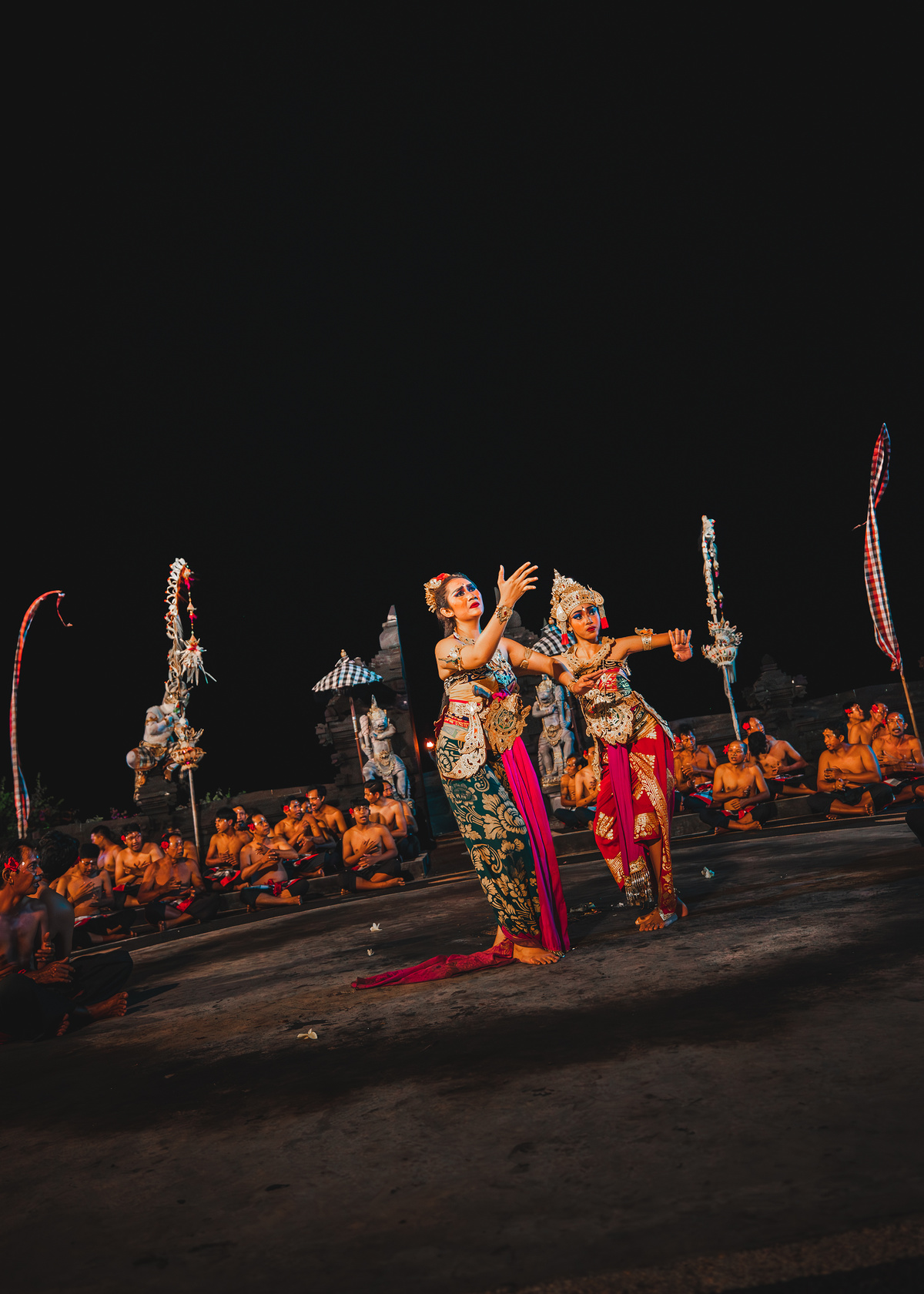 穿着传统服装的舞者在夜晚表演