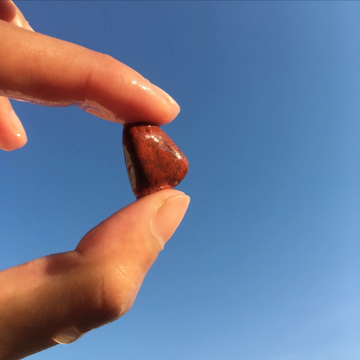 天空下的红色石头