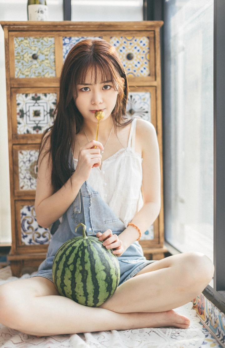 夏天最幸福的事吃西瓜的第一口