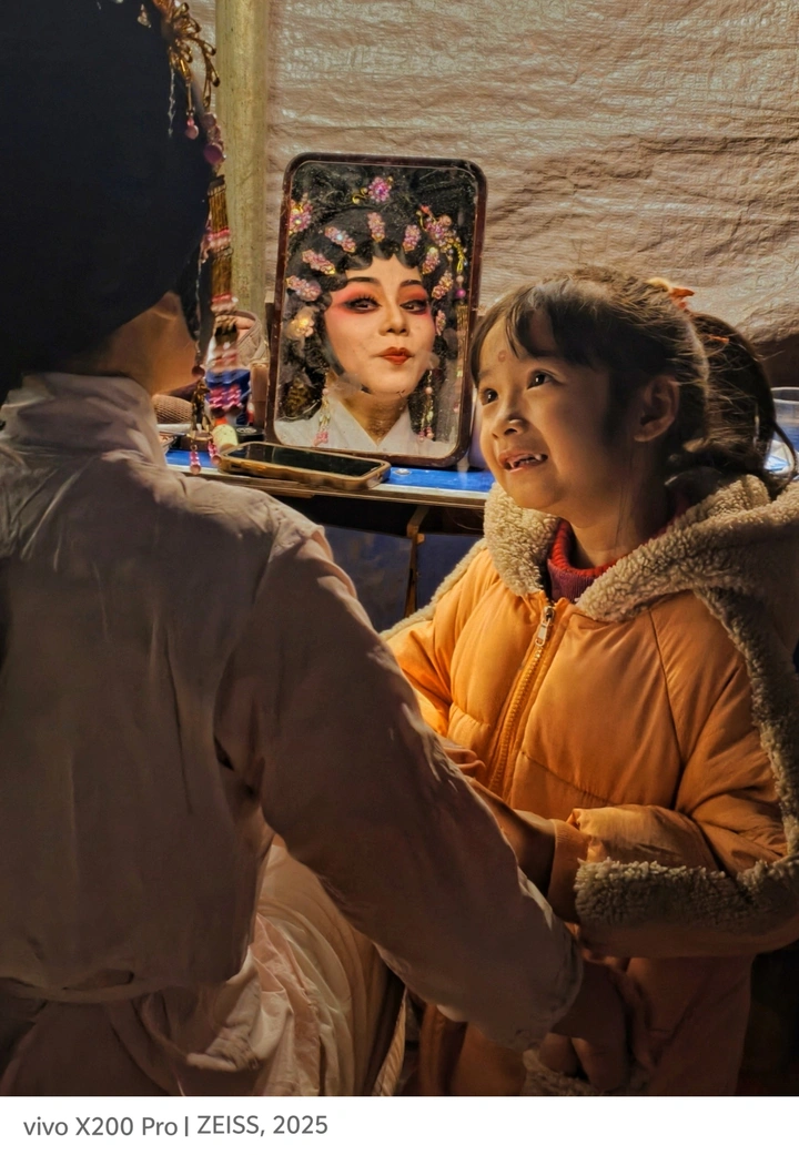 《戏妆前的童真对望》