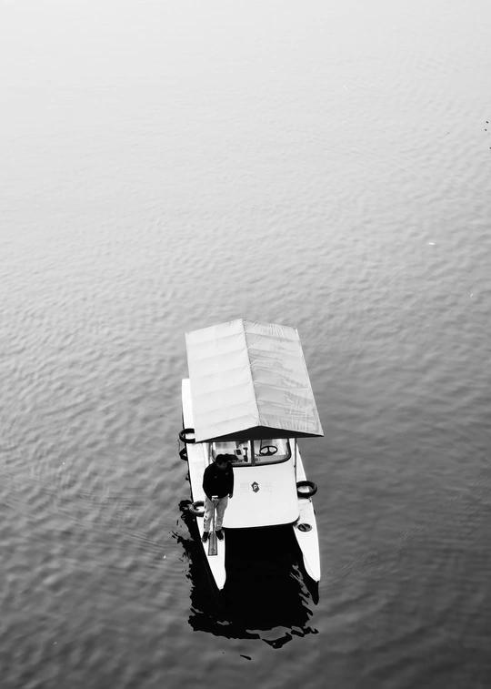 一艘小船漂浮在水面上