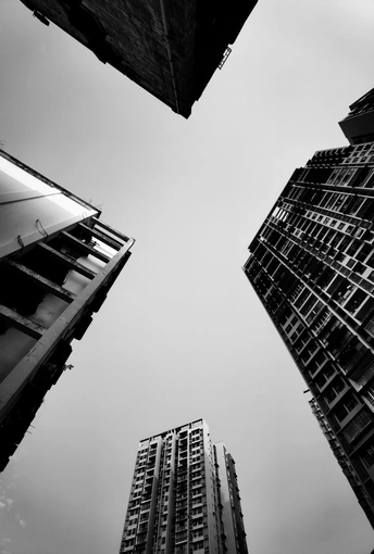 城市中的高楼大厦黑白相间