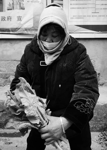 一位女子在街上张开双手