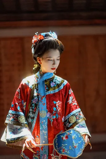 一位穿着传统服装的女性 身着红蓝相间的浴衣。