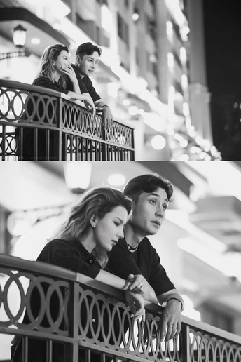 一张黑白照片 照片中一男一女晚上站在桥上越过围栏观看