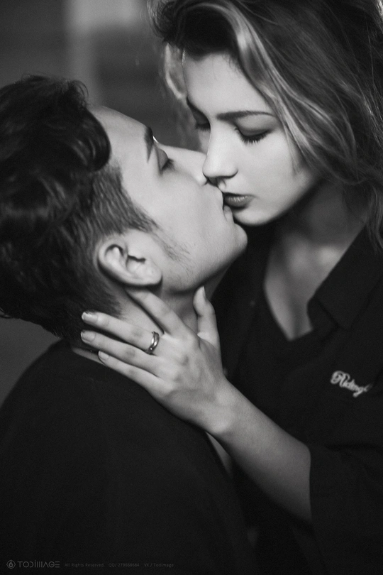 一张男人亲吻女人的黑白照片