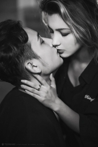 一张男人亲吻女人的黑白照片