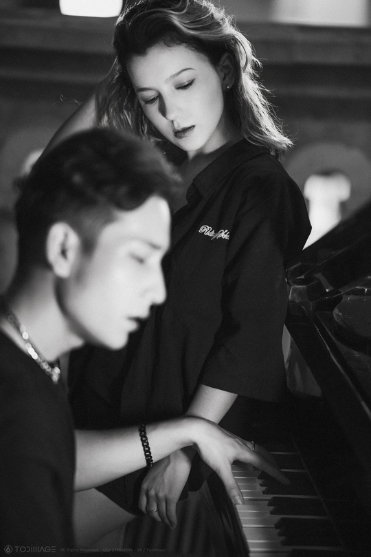 一张年轻男孩和女孩坐在钢琴前的黑白照片