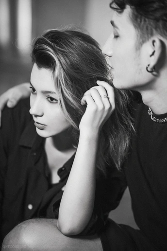 一张年轻女孩坐在一名男子旁边的黑白照片