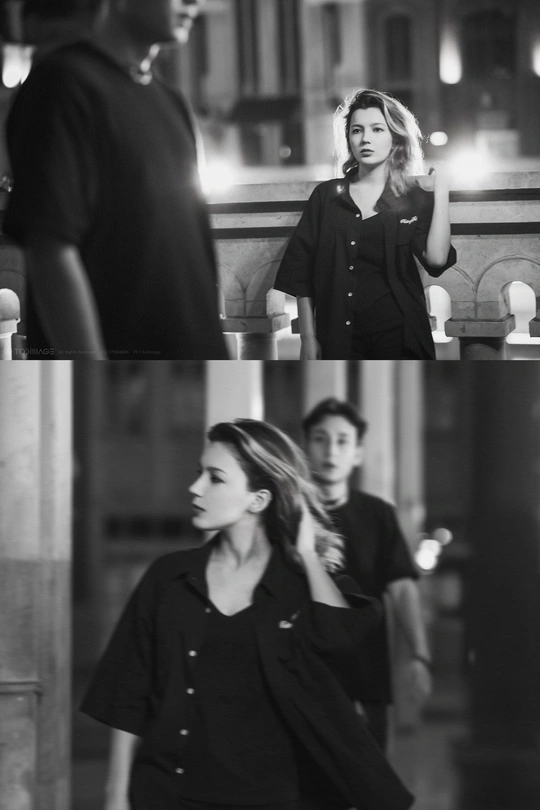 一对男女晚上走在街上的黑白照片