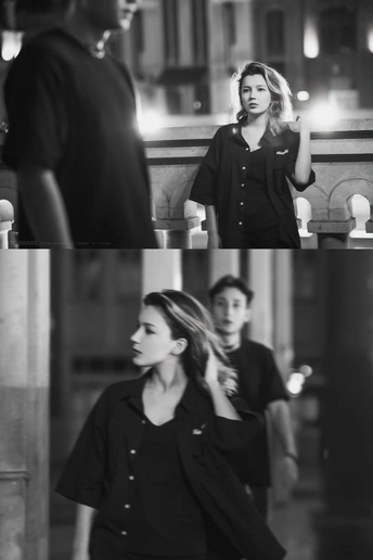 一对男女晚上走在街上的黑白照片