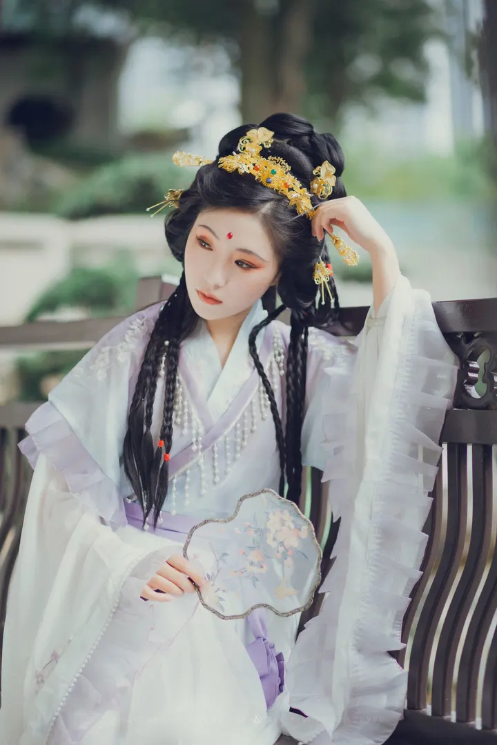 初见她慢步溪桥下