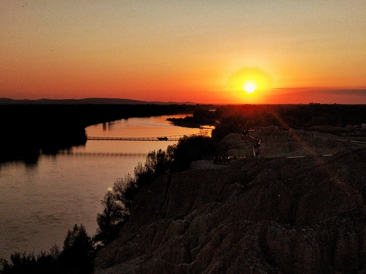 夕阳照在额尔齐斯河上