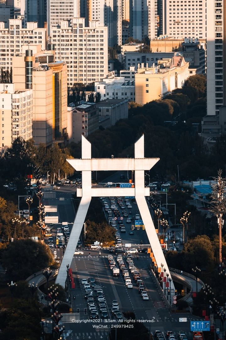 阳光洒在共字桥