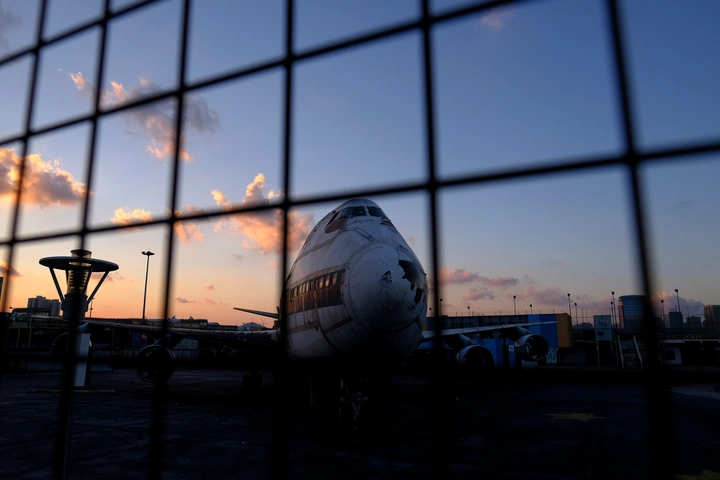 A Dilapidated Airplane 老飞机
