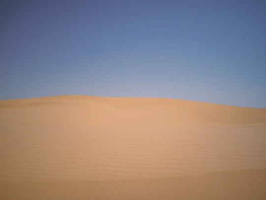 沙丘在蔚蓝的天空中显得格外突出