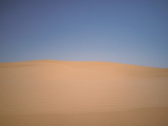 沙丘在蔚蓝的天空中显得格外突出