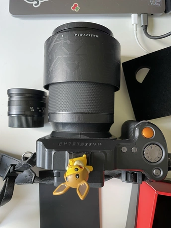 相机上有一个橡胶鸭子