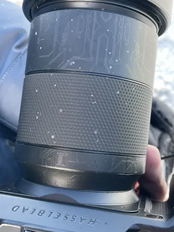 一个人手里拿着一杯