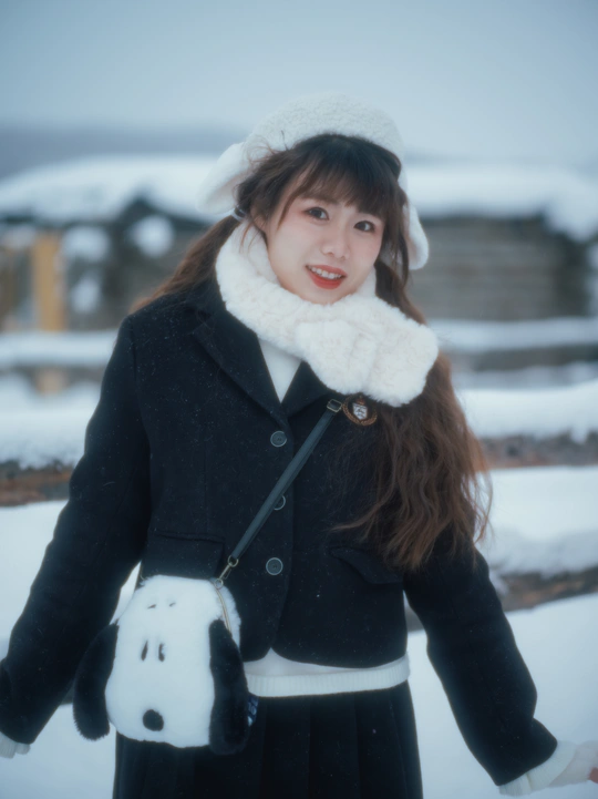 一位穿着黑色外套、白色手套和一顶帽子的年轻女子