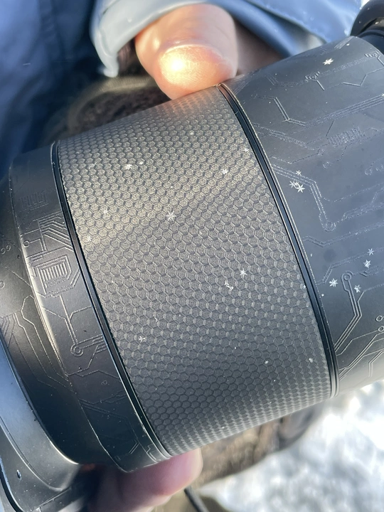 一个人手持摄像机的特写