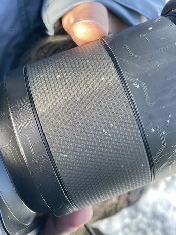 一个人手持摄像机的特写