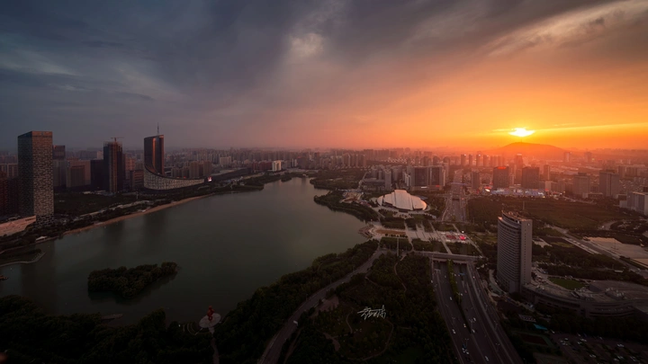 雨后夕阳下的天鹅湖！