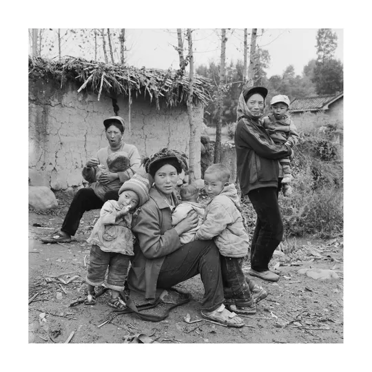 黑白照片 家庭成员和孩子们