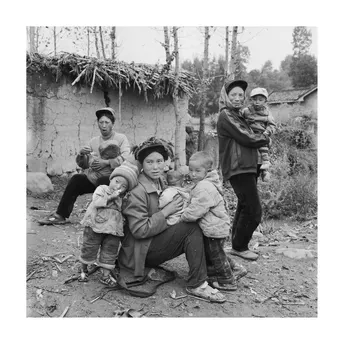 黑白照片 家庭成员和孩子们