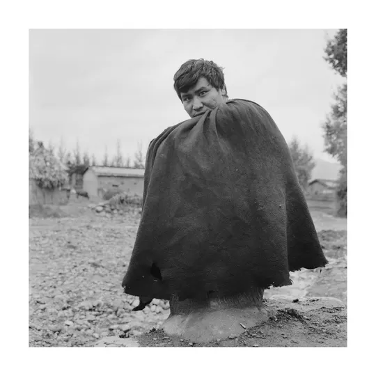 黑白色照片 一个年轻男孩站在田野中