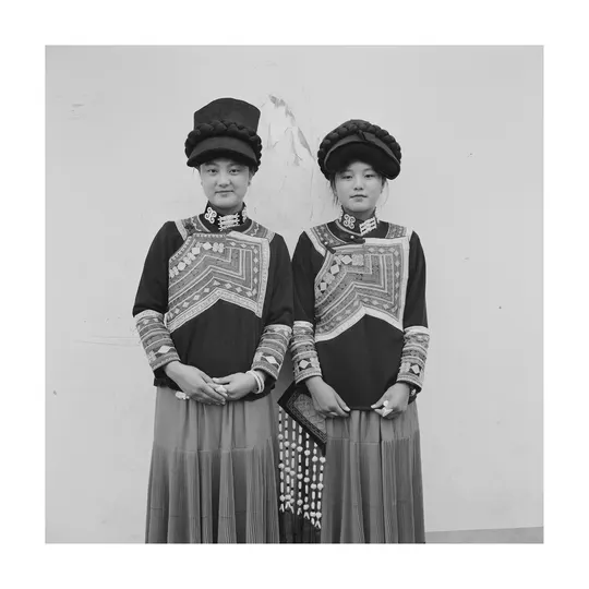 黑白照片 一对穿着传统服装的女性