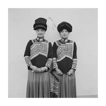 黑白照片 一对穿着传统服装的女性