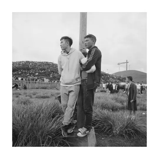 黑白照片 一对男人站在田野中