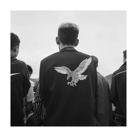 一张黑白照片 一个人站在人群里